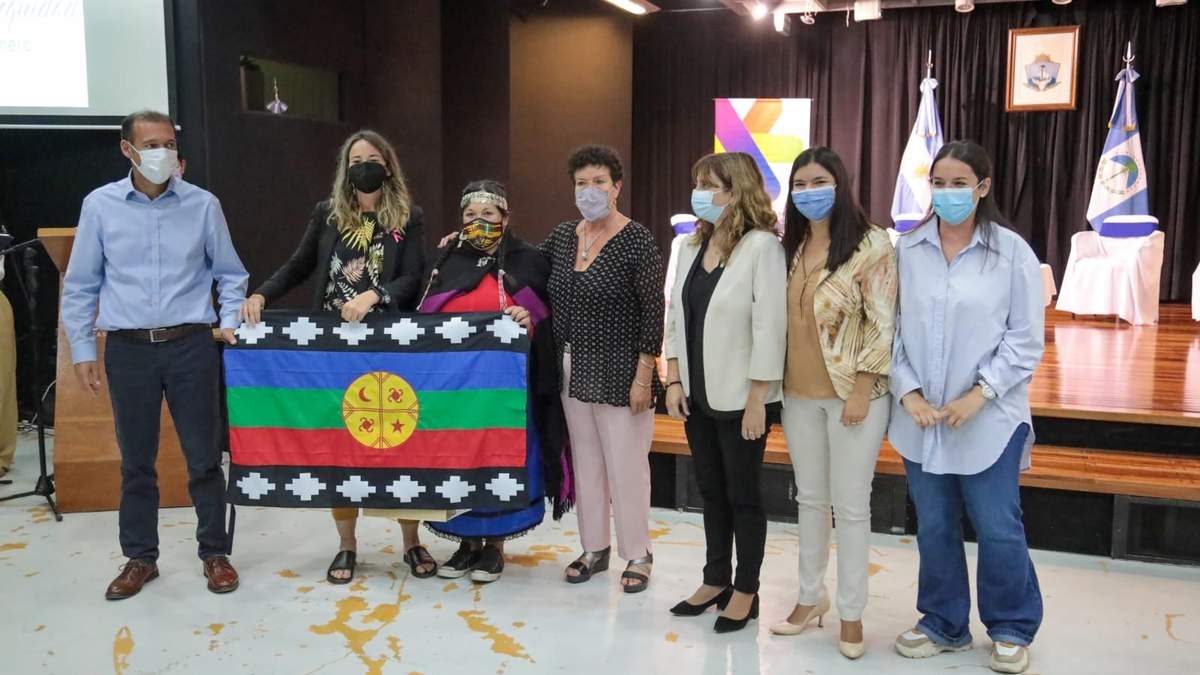 Omar Gutiérrez junto a la ministra María Eugenia Ferraresso y las mujeres homenajeadas. Fuente: (Twitter)