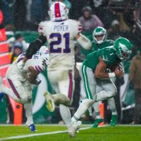 Hurts corre para el touchdown ganador en la prórroga; Eagles vencen a Allen y los Bills, 37-34