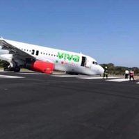 Falla tren de aterrizaje de un avión de Viva Aerobús al intentar despegar