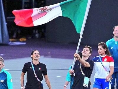 Nuria Diosdado y Marco Verde fueron abanderados en la ceremonia de clausura de París 2024