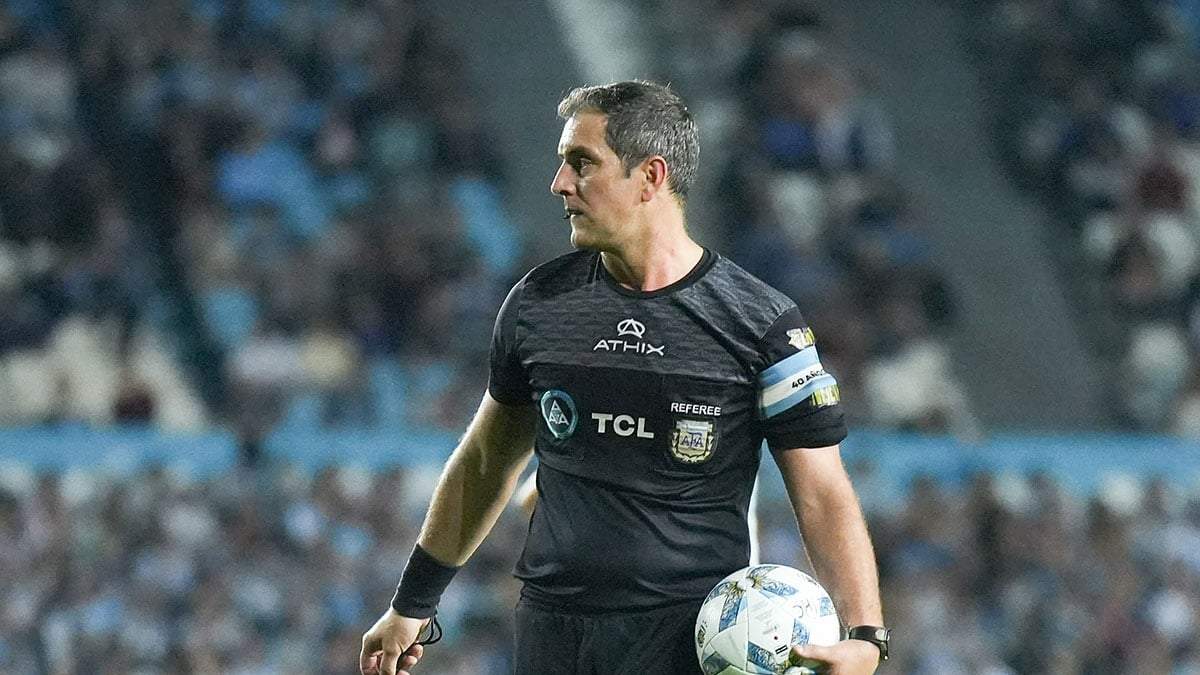 Fernando Echenique dirige Boca-Argentinos.