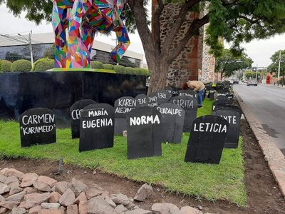 En protesta por crímenes de mujeres, colocan lápidas en los Arcos de Querétaro