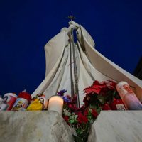 El Vaticano dice que el papa está "mejorando levemente" y trabaja desde el hospital