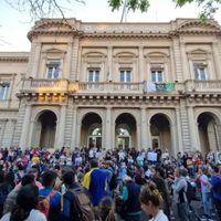 Tras varios días de protestas, el Gobierno aseguró que no cerrará el Hospital Bonaparte