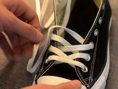 El truco de la abuela para limpiar los cordones de tus zapatillas blancas y dejarlos como nuevos