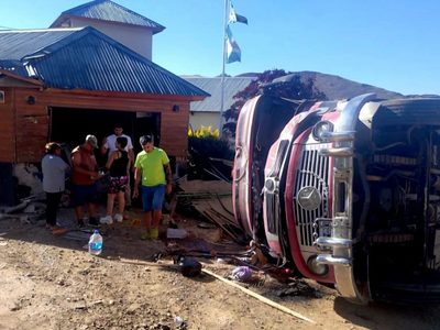 Un colectivo antiguo volcó en Huinganco e impactó de lleno contra el edificio municipal