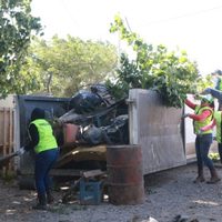 La municipalidad limpió un patio insalubre en el barrio Jaime de Nevares tras años de acumulación de basura