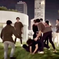 Golpiza brutal a un joven en la zona de antros de Angelópolis en Puebla (Video)