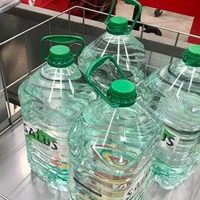 Con esos bidones de agua vacíos que siempre tirás, armá una canasta súper chic para tu cocina