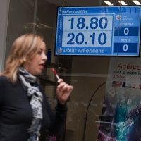 El peso pierde al iniciar la semana; dólar se oferta en $18.80