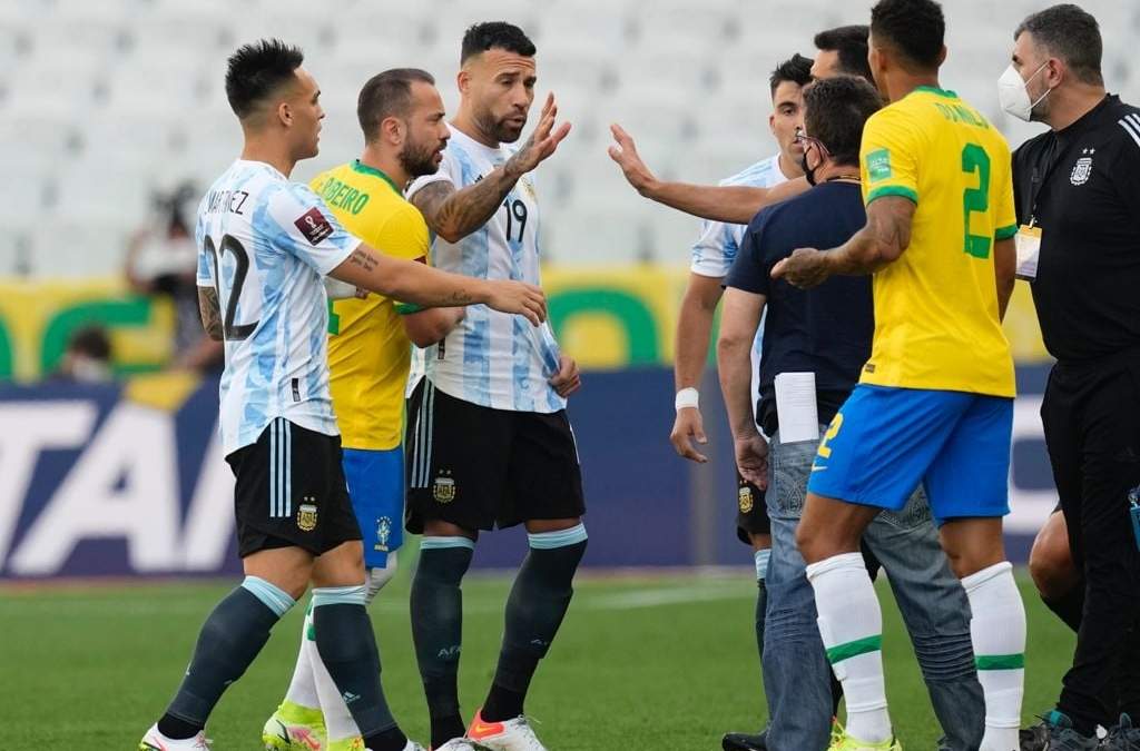 Los oficiales interrumpieron el clásico sudamericano poco después de que comenzara en un operativo que investiga el ingreso irregular de cuatro jugadores