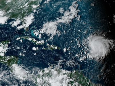 El huracán Lee sigue avanzando por aguas abiertas y provoca grandes olas en el norte del Caribe