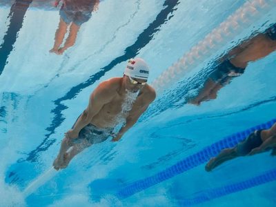 Descalifican a Miguel de Lara, nadador mexicano, en su primera prueba en Juegos Olímpicos