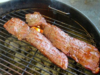 Papa, queso y carne son todo lo que necesitás para hacer esta increíble receta parrillera para quedar como un chef el Día del Amigo