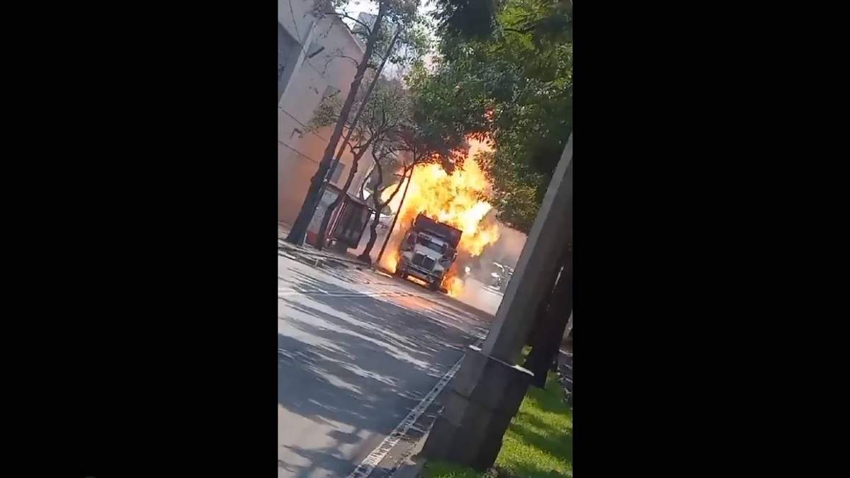 Un camión repartidor de cillíndros de gas se incendió en la alcaldía Tlalpan