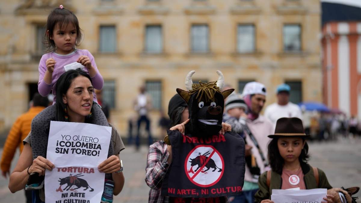 Manifestantes protestan contra las corridas de toros en la plaza de Bolívar, en Bogotá