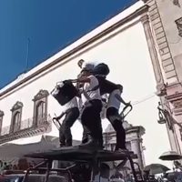 Se caen policías que realizaban una pirámide sobre una patrulla en Zacatecas (Video)