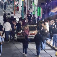 Automovilista embiste a espectadores de desfile del Día de Muertos en Moroleón (Video)