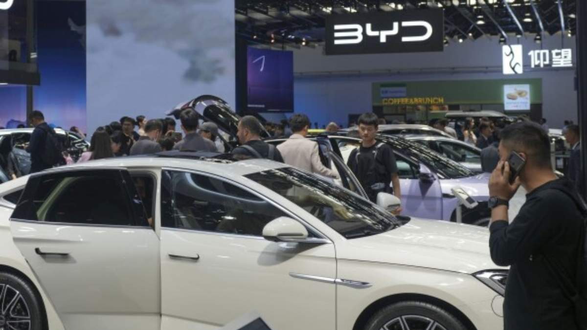 Autos en la exposición de BYD durante la Feria del Automóvil de China, en Beijing, China