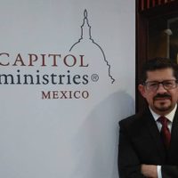 Asesor espiritual de la Casa Blanca adoctrina a políticos mexicanos contra aborto y bodas gay