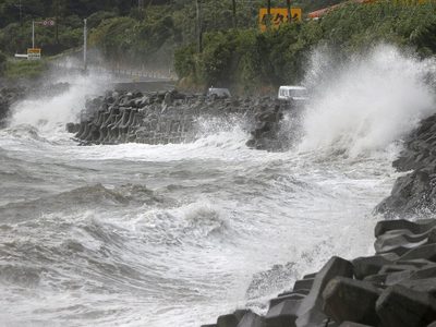 Imponente tifón azota a Japón: llaman a millones a evacuarse