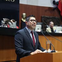 “Si se gana buen dinero, está bien ir al table dance”, afirma senador morenista