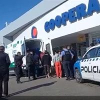 Un hombre llegó hasta un supermercado en Cutral Co exaltado y completamente desnudo