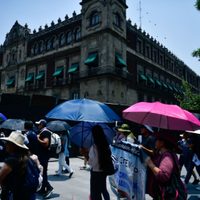 “La bandera es de todos, hasta de los traidores a la patria”: AMLO confirma que se izará durante “ma