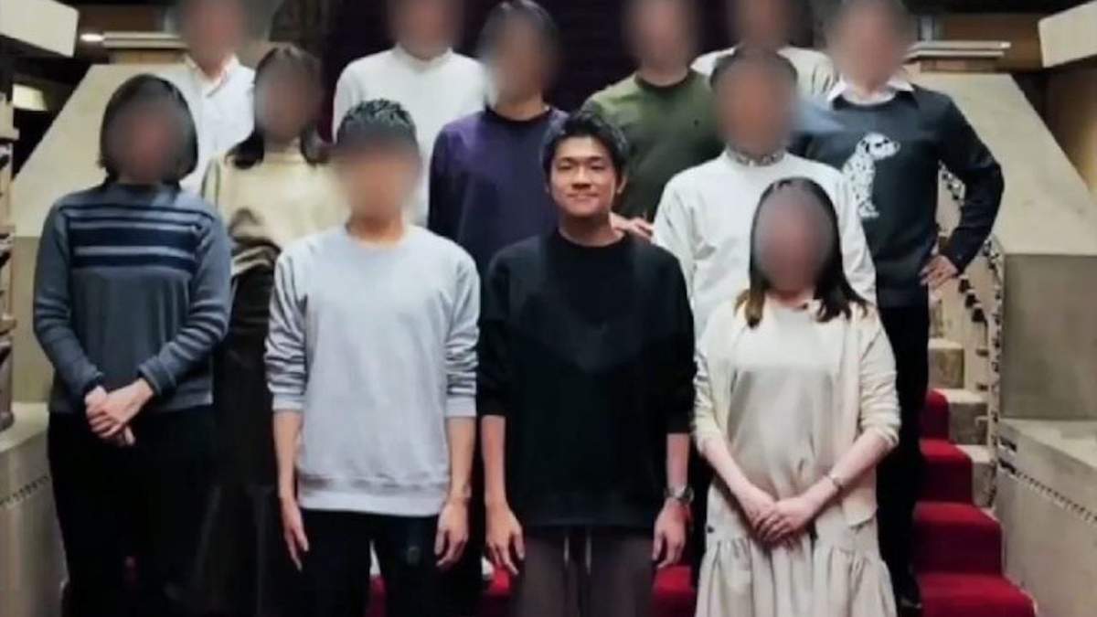 Shotaro Kishida en una de las imágenes de la fiesta en la que parodia las fotografías oficiales de su padre, el primer ministro de Japón