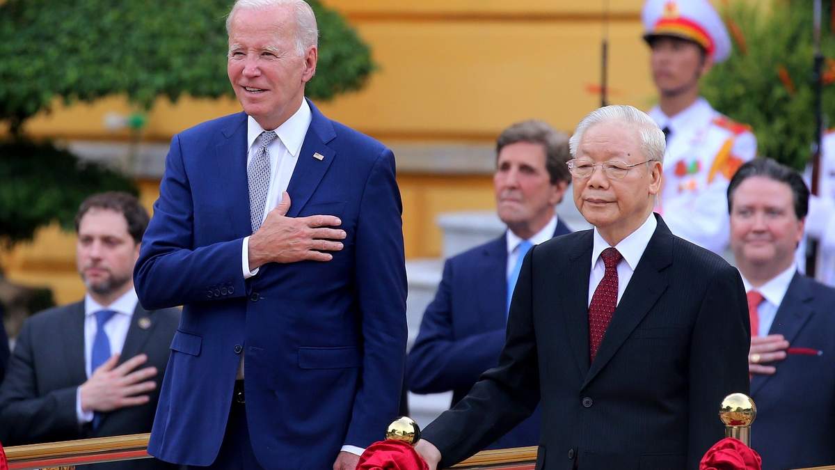 Biden con su homólogo vietnamita Nguyen Phu Trong