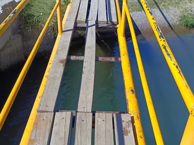 Joven no vidente cae de un puente peatonal en mal estado, fue rescatado por vecinos