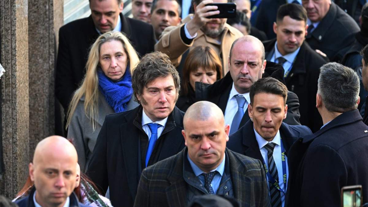El presidente Javier Milei al llegar al acto de homenaje a las víctimas de la AMIA al cumplirals 31 años del aniversario del ataque terrorista a la sede judía, que provocó 85 muertos y más 200 heridos.