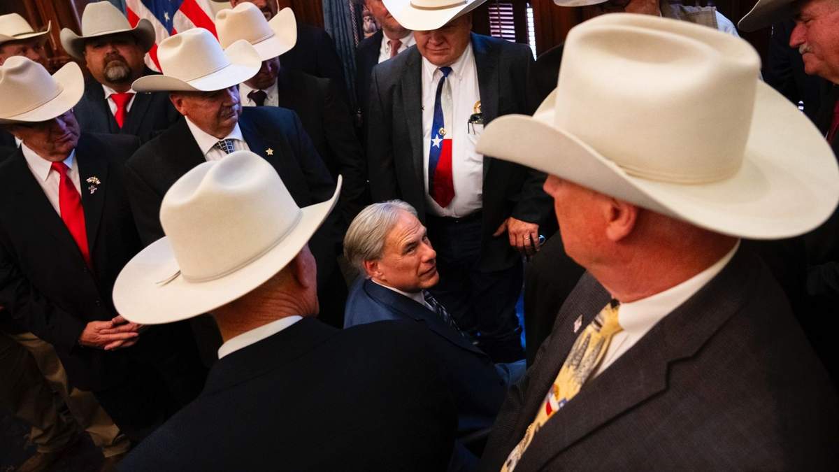 El gobernador de Texas, Greg Abbott, saluda a los sheriffs de los condados de todo el estado