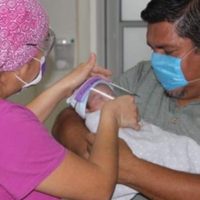 "Bebé milagro” sale del hospital luego de que su mamá muriera de covid-19