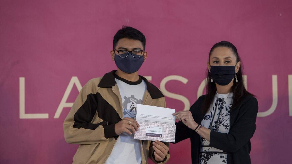 Entrega de la tarjeta a un estudiante de secundaria