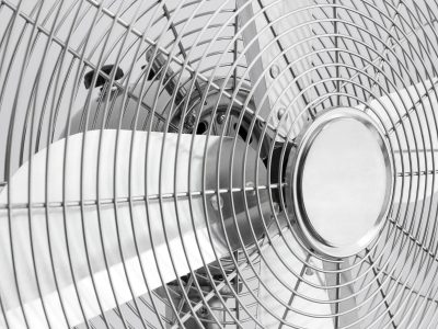 Si tenés un ventilador viejo o roto, no lo tires: creá esta glamorosa lámpara para tu pieza o living