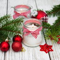 Nos gastes más: no tirés los frascos de vidrio y transformalos en estos bellos adornos navideños