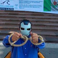 Con máscara de Iron Man y en ayuno, hombre exige cárcel para Rodrigo Medina