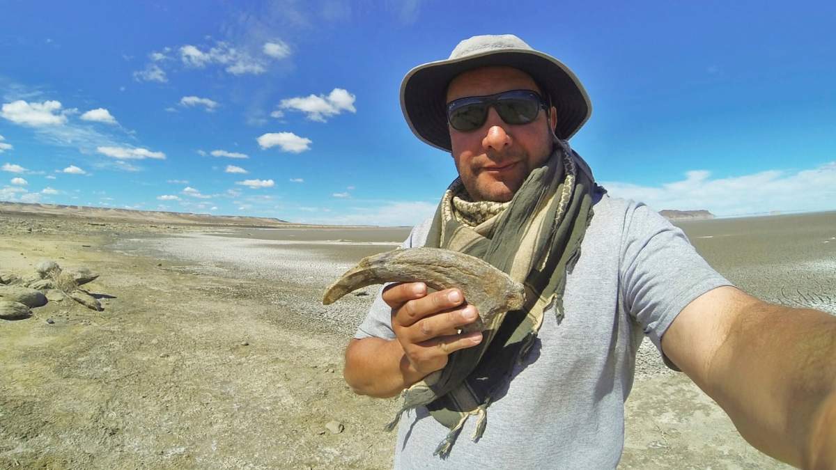 Foto sin fecha del investigador Marcelo Luna sosteniendo una garra perteneciente a un tipo de dinosaurio llamado megaraptoran en Chubut, Argentina