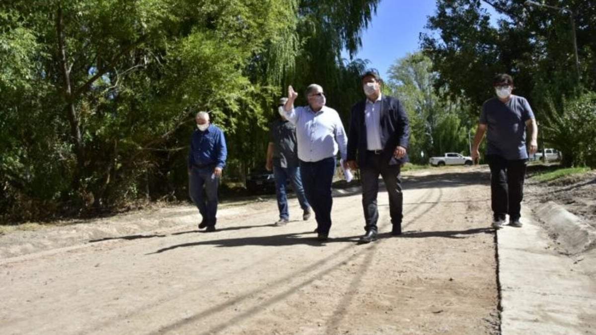 El intendente Mariano Gaido recorriendo la obra de asfalto en el barrio Belgrano. Fuente: (Twitter)