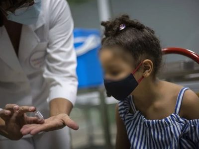 Cuba alista una vacuna contra covid-19 que se administra por vía nasal