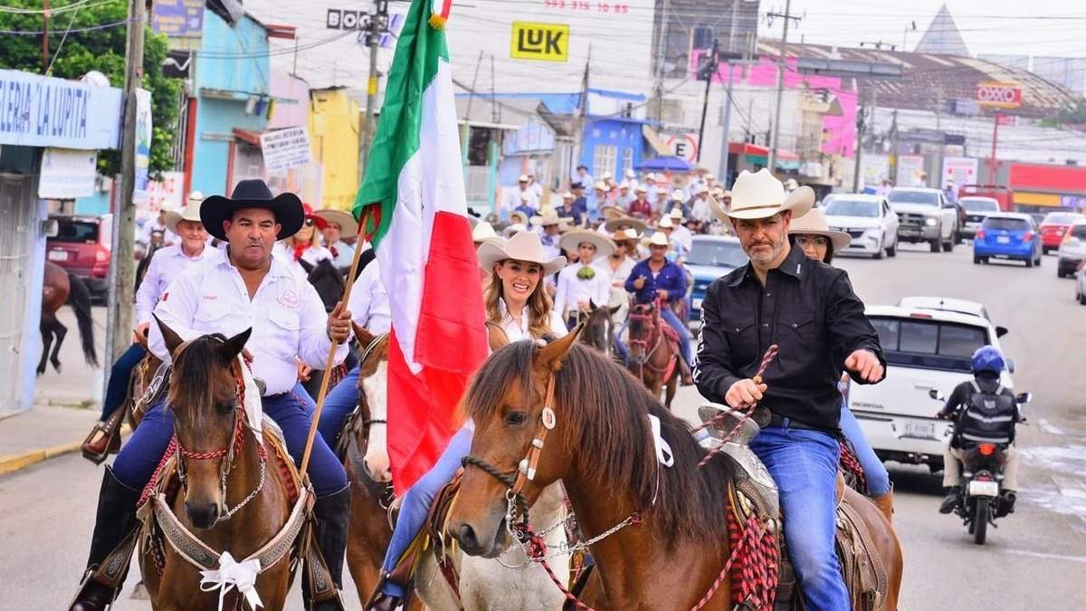 El exgobernador de Oaxaca en la "cabalgata de la unidad",