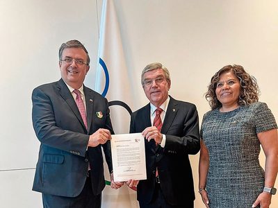 Ebrard usa trampolín olímpico hacia 2024