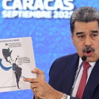 Maduro afirma que EU está inventando una guerra mientras se acerca un portaviones