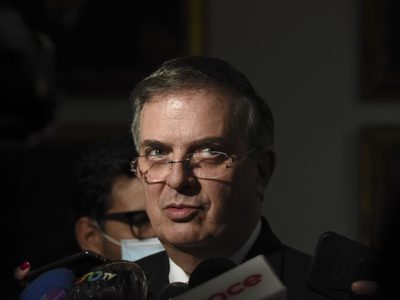 “¡Eres un neoliberal!”, le gritan a Ebrard; “ya desahogaste tu sueldo, ya déjanos hablar”, responde