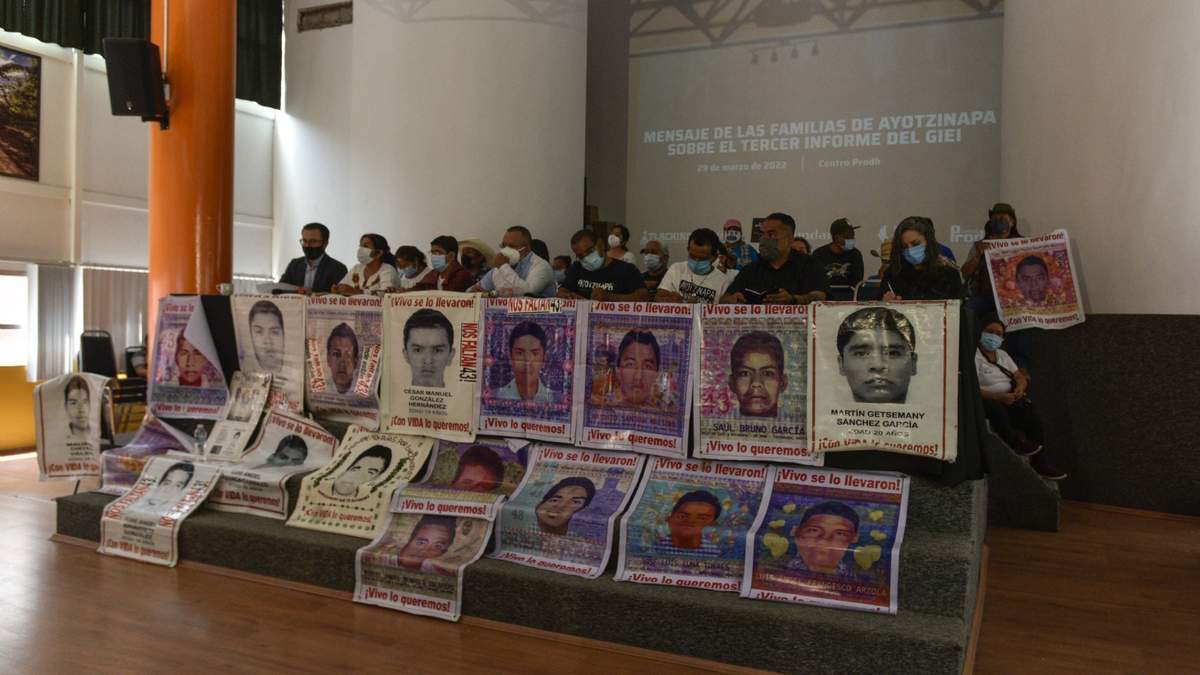 Padres y madres de los normalistas de Ayotzinapa dan un mensaje público en el Centro Prodh frente al Tercer Informe del GIEI, con el acompañamiento también de Tlachinollan Centro de Derechos Humanos de La Montaña Fundar México y Serapaz México