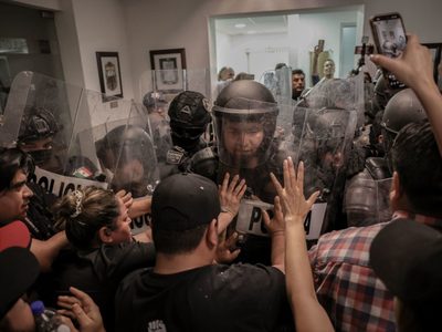 Entre golpes y agresiones de policías, el Congreso de BC aprueba la reforma judicial