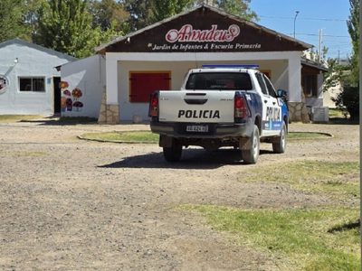 Se metieron en una escuela privada de Centenario, robaron varios elementos y hasta se comieron las masas de los estudiantes