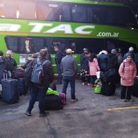 En medio del frío, alrededor de 30 neuquinos quedaron varados en la terminal de Temuco