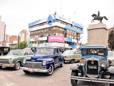 Se exponen más de 500 autos clásicos en Neuquén